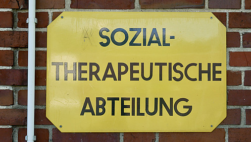 Die Sozialtherapie begleitet Straftäter, die als besonders rückfallgefährdet gelten. 