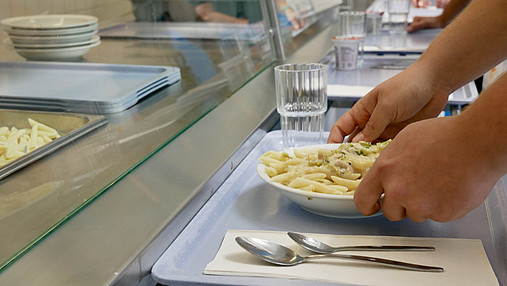 Mittagszeit: Das Essen in der Mensa bereiten die Gefangenen zu. 