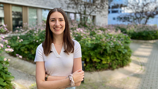 Foto zum Thema "duales Studium bei der Deutschen Rentenversicherung": Zu sehen ist Anika, die das Studium absolviert hat, und im Jobkompass Einblicke in ihren Werdegang gibt.