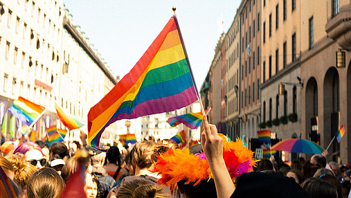 Foto zum Thema Coming-out am Arbeitsplatz: Zu sehen ist eine Pride-Parade.