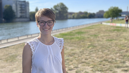 Foto zum Thema Ausbildung beim Finanzamt: Zu sehen ist Lara Wiechers, Finanzbeamtin in Göttingen, die über ihren Werdegang berichtet.