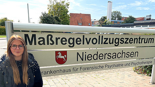 Foto zum Thema Ausbildung zur Pflegefachkraft: Zu sehen ist Ann-Kathrin, die im Maßregelvollzugszentrum in Moringen arbeitet und Einblicke in ihren Job gibt. 