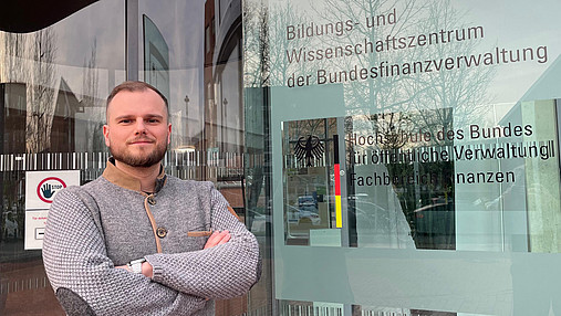 Foto zum Thema "Verwaltungsinformatik studieren": Zu sehen ist Morris, der das duale Studium aktuell absolviert, und im Jobkompass seine Erfahrungen teilt.