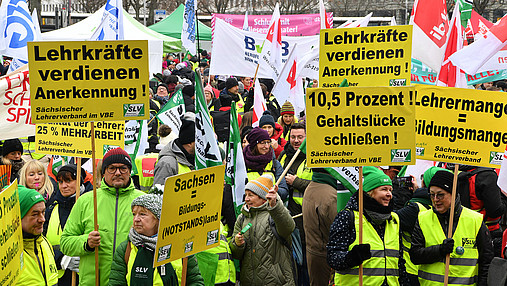 Foto zum Thema Streikverbot für Beamte: Zu sehen sind Lehrkräfte auf einer Demonstration.