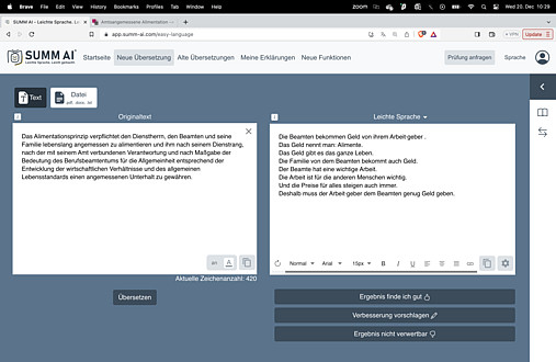 Das Foto zeigt einen Screenshot des Tools von SUMM AI: Links ist der Originaltext zu sehen, rechts die Übersetzung in Leichte Sprache.
