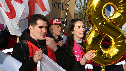 Das Foto zeigt die Demostration der Gewerkschaften vor der ersten Verhandlungsrunde für den TVöD 2025 Bund und Kommunen in Potsdam.