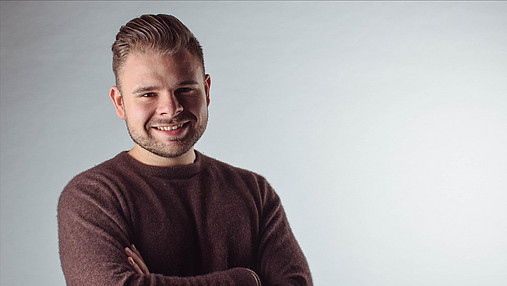 Foto zur Frage "Wie werde ich Lehrer*in?": Zu sehen ist ein Porträt von Alexander, der im Jobkompass Einblicke in den Job gibt.