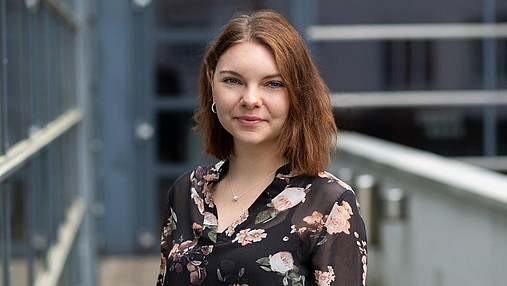 Foto zum Thema "Ausbildung bei der Bundesagentur für Arbeit": Zu sehen ist Melissa, die Eindrücke aus ihrem beruflichen Werdegang schildert. 