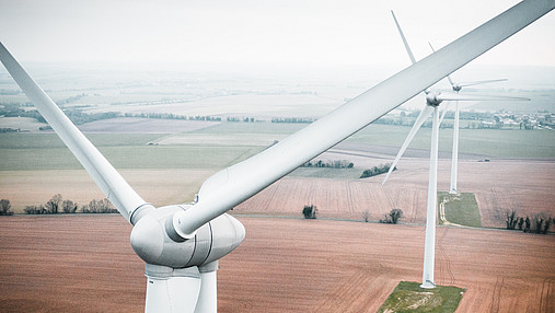 Foto zum Thema "Koordinator für kommunale Entwicklungspolitik": Zu sehen sind Windräder, die in der Praxis oft polarisieren. 